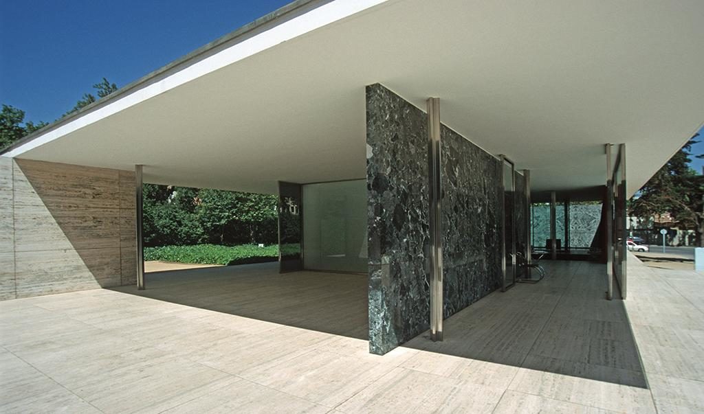 Barcelona Pavillon, Durchblick von Osten, tragende Stahlstützen neben Wand aus grünem Serpentinit.