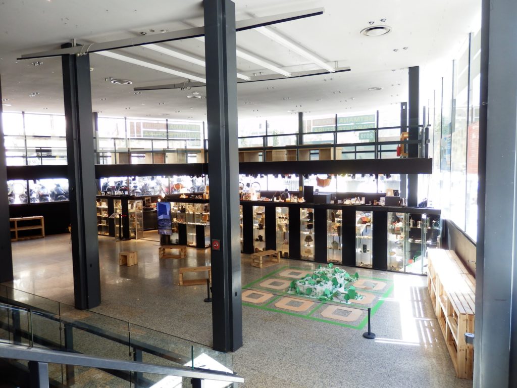 Architektenkammer Innenansicht, zweigeschoßiges Untergeschoß mit freier Fläche, zwei Stahlstützen in der Mitte