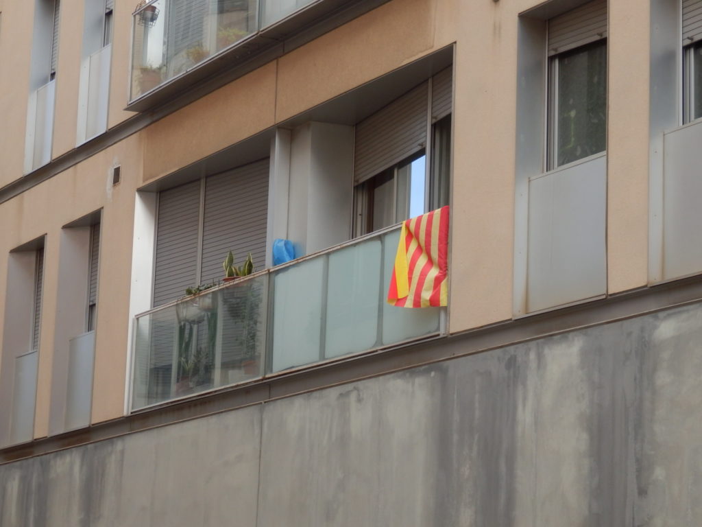 Hausfassaden Wohngebäude, Mehrfamilienhaus mit Loggien, an den Brüstungen gelb-rot gestreifte Fahnen der Unabhängigkeitsbewegung Catalunyas