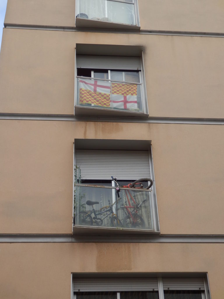 Neuere Hausfassade mit kleinem Balkon benutzt zur Demonstration politischer Gesinnung