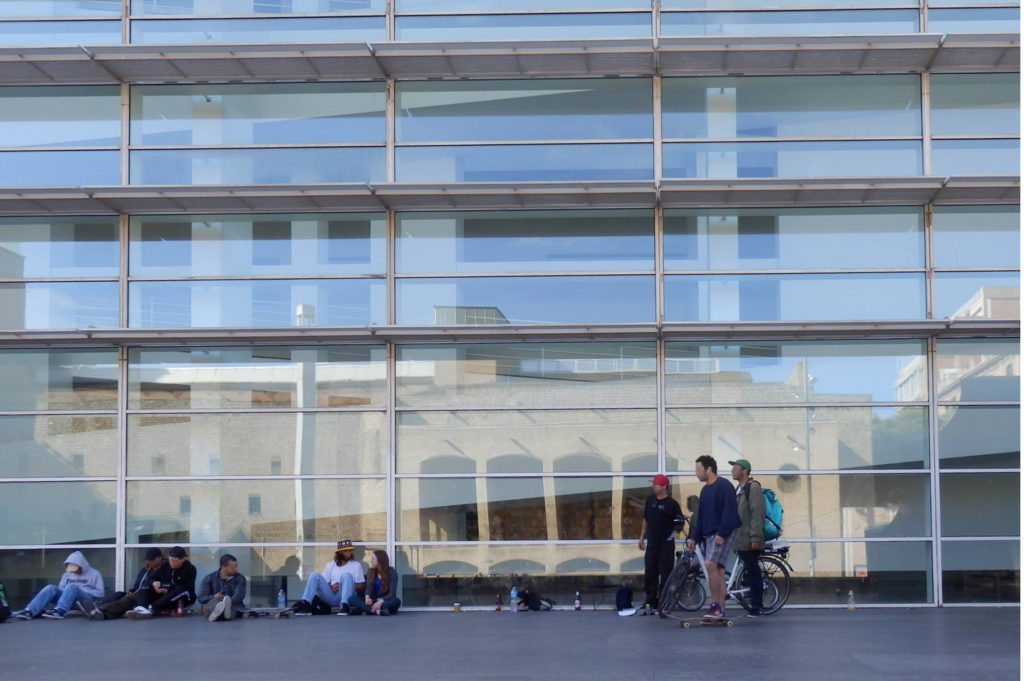 Glas-Stahl Fassade des MACBA mit Spiegelung der alten Fassaden gegenüber