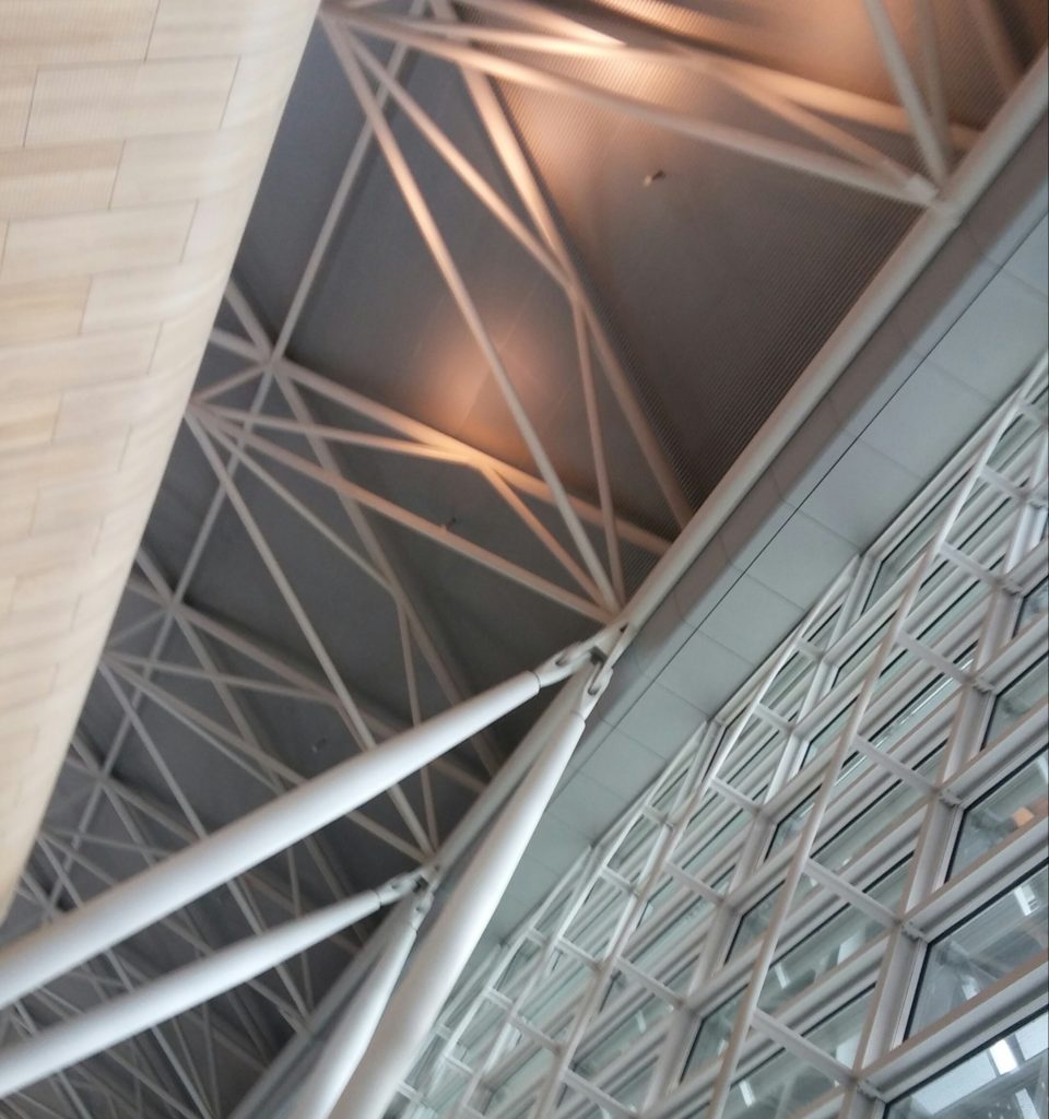 Dach-Untersicht Flughafen-Terminal. Stahl-Fachwerk-Struktur