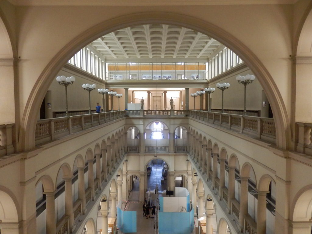 Blick vom obersten Geschoss des Hauptgebäudes der ETH. Umlaufende Säulen-geschmückte Galerien