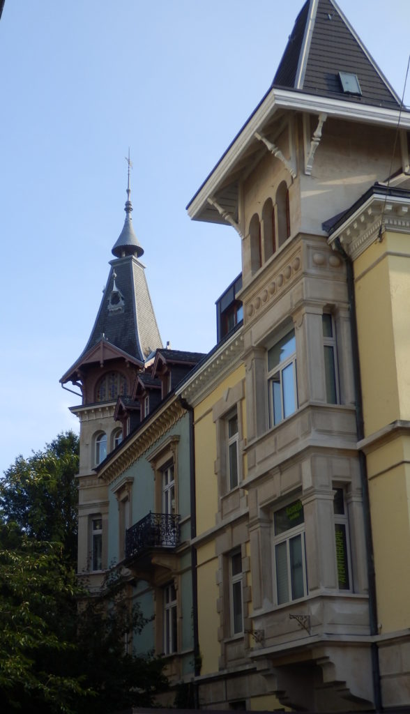 Traditionelles Gebäude, Sandstein, mit Erkern und Dachturm