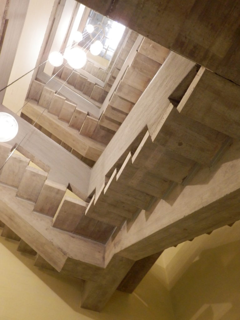 Blick nach oben in Beton-Treppenhaus.