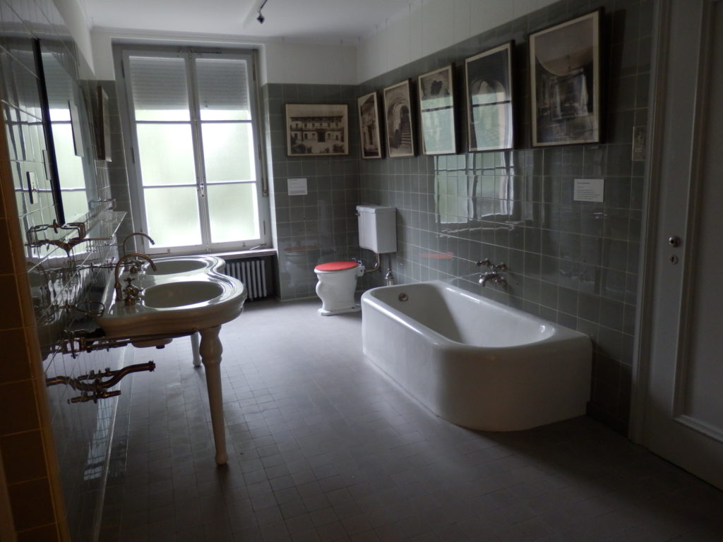 Original-Bad mit Doppelwaschtisch und Badewanne in grau gefliestem Bad von 1931