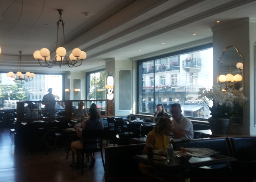 Restaurantraum 1 Stock im Café Sprüngli, gemütliche, dämmrige Atmosphäre.