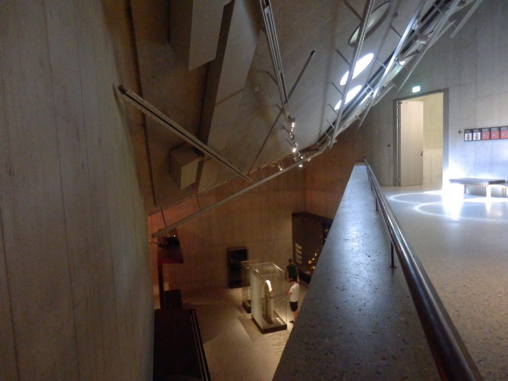 Blick von oberer Galerie in unteren Ausstellungsraum, Sichtbeton